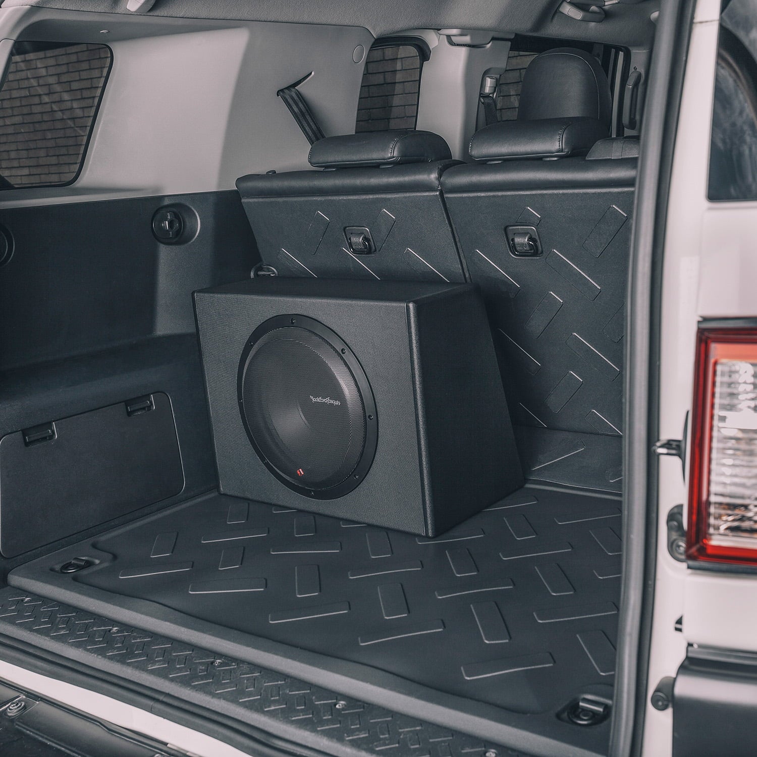 Rockford Fosgate P300-12 Punch 12" 300-Watt Powered Subwoofer in Enclosure