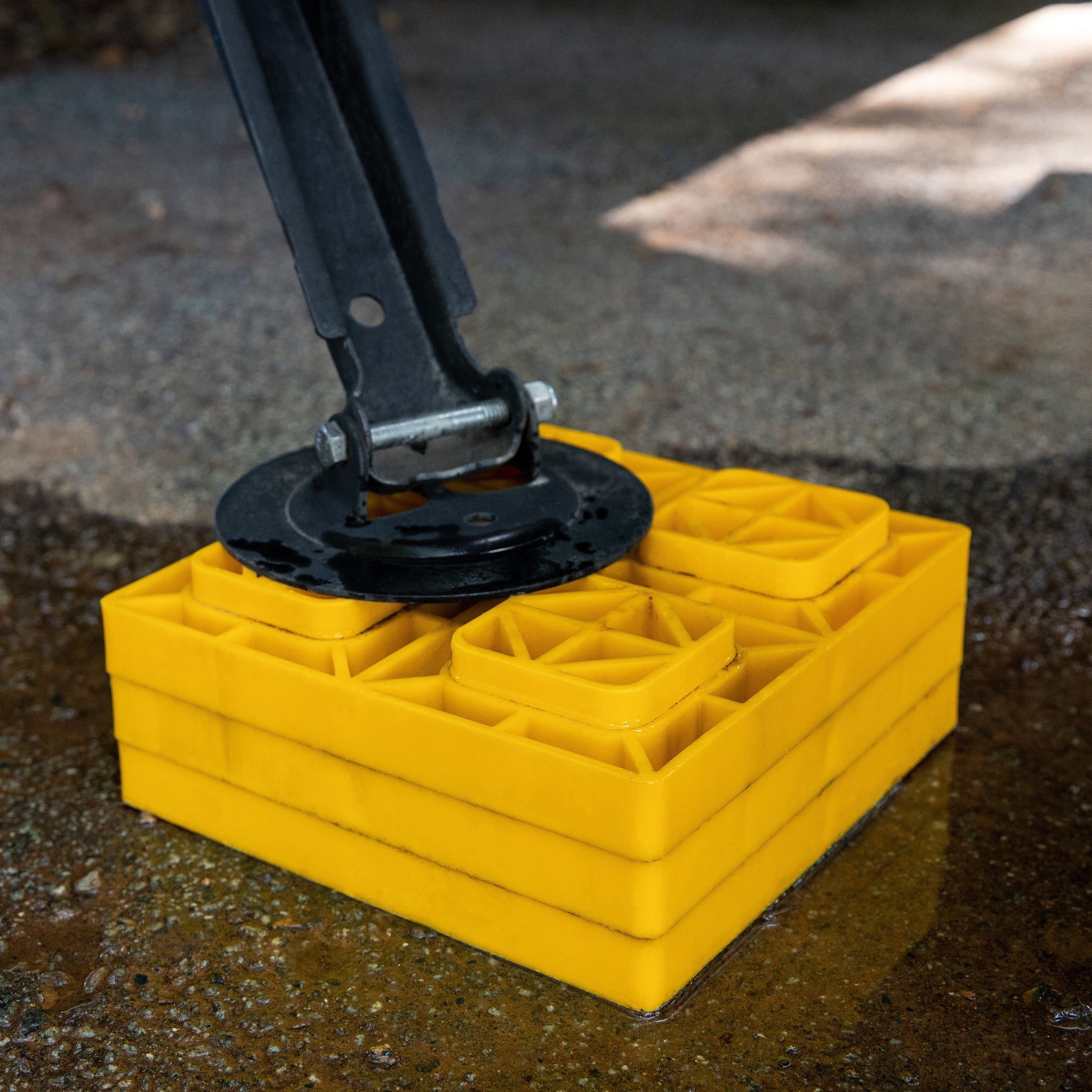 Camco FasTen RV Leveling Blocks | Features a Durable Resin Design and Convenient Carrying Handle | Compatible with Single Wheel, Stabilizer Jacks, and More | 8.5-Inches x 8.5-Inches x 1-Inch (21022)