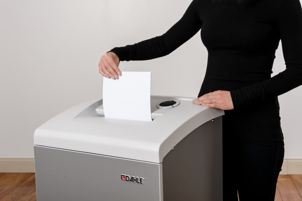Dahle 50410 Oil-Free Paper Shredder w/Jam Protection, German Engineered, 20 Sheet Max, Level P-3