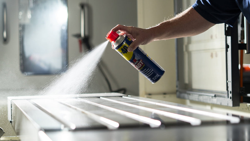 Original WD-40 Formula, Multi-Use Product Big-Blast, Multi-Purpose Lubricant with Wide Nozzle Spray, 18oz