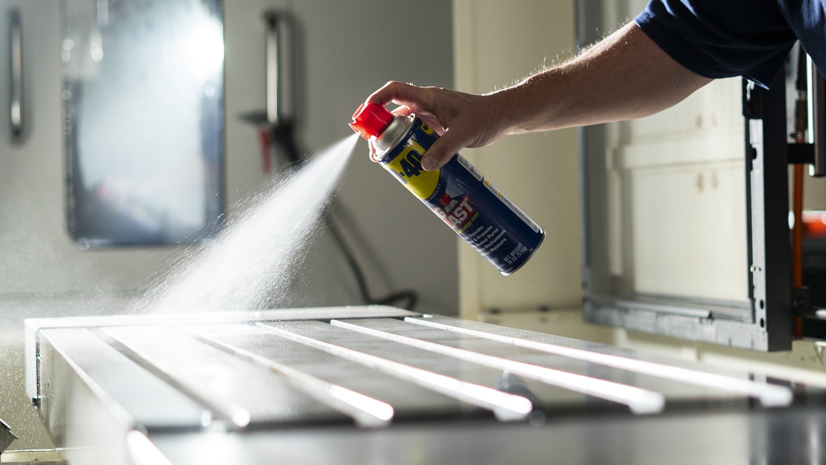 Original WD-40 Formula, Multi-Use Product Big-Blast, Multi-Purpose Lubricant with Wide Nozzle Spray, 18oz