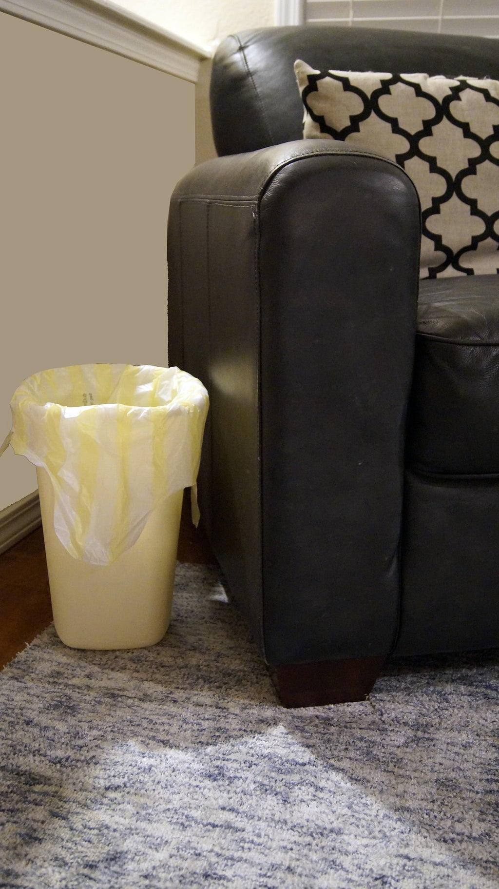 Hero Small Trash Bags, 4 Gallon, 40 Bags (Lemon Scent), Odor Neutralizer, Flap Ties