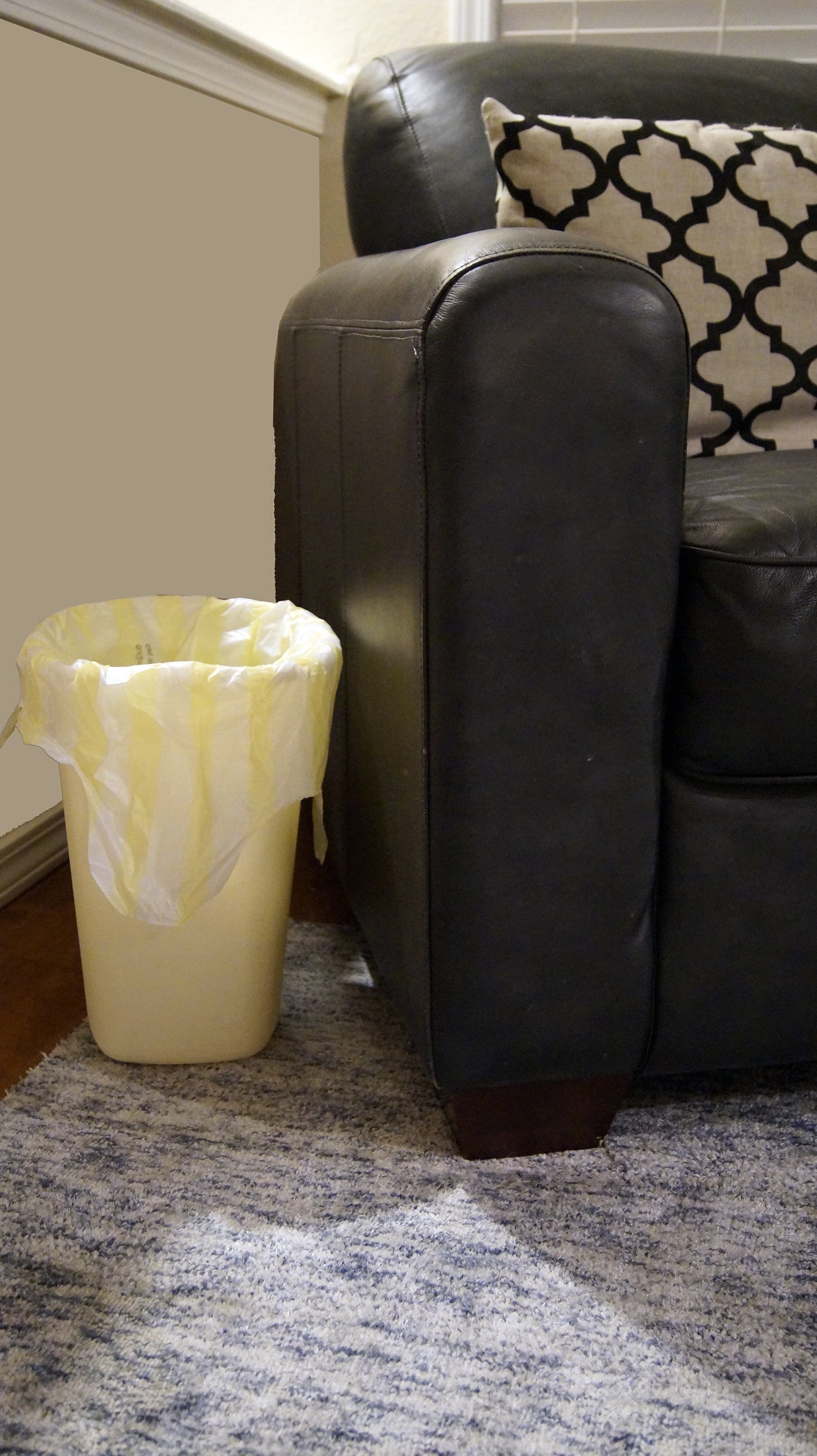 Hero Small Trash Bags, 4 Gallon, 40 Bags (Lemon Scent), Odor Neutralizer, Flap Ties
