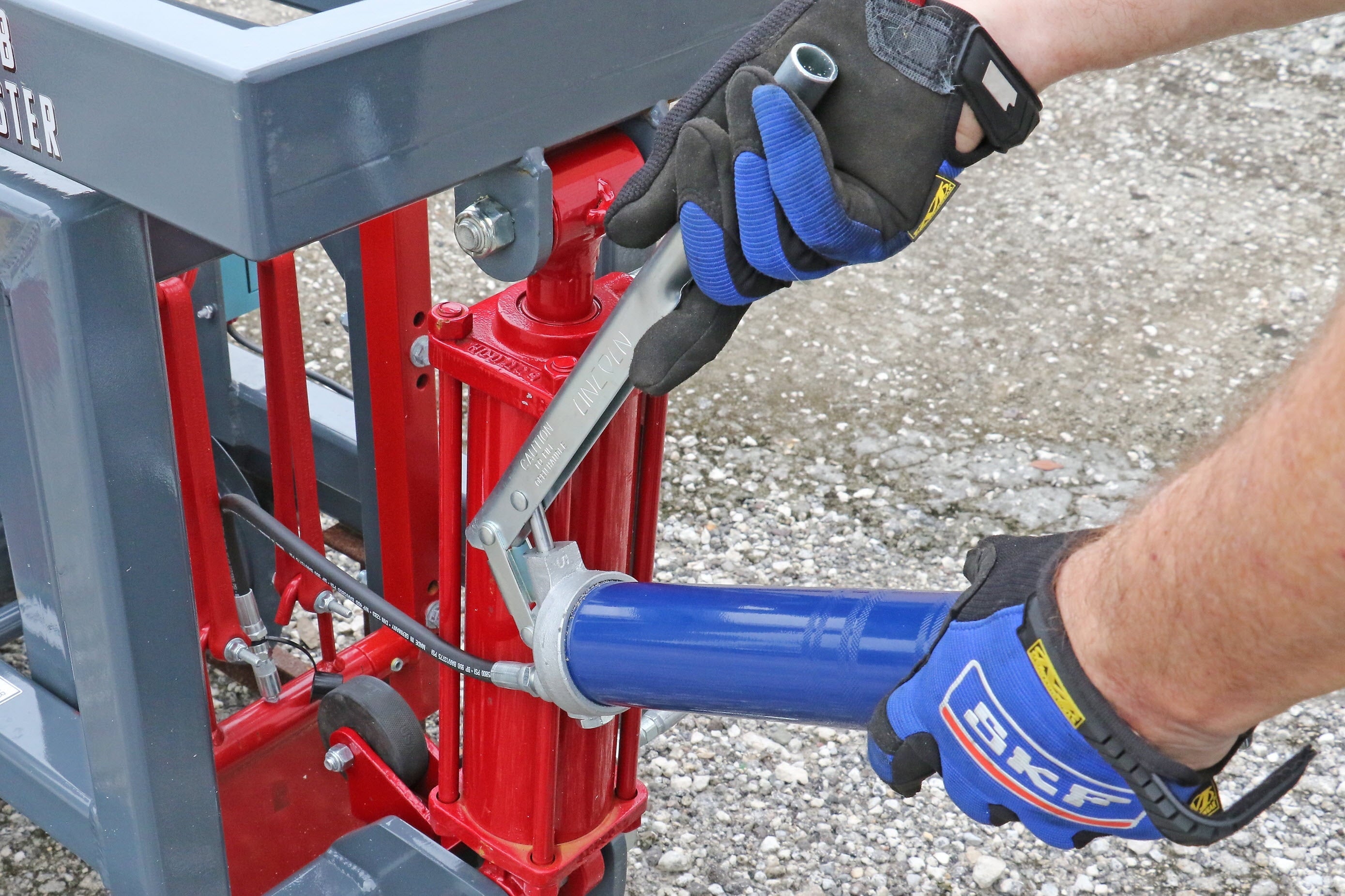 Lincoln Industrial Heavy-Duty Lever-Type Grease Gun w/18" Whip Hose, Blue, 16 Oz. Bulk/14.5 Oz. Cartridge Capacity