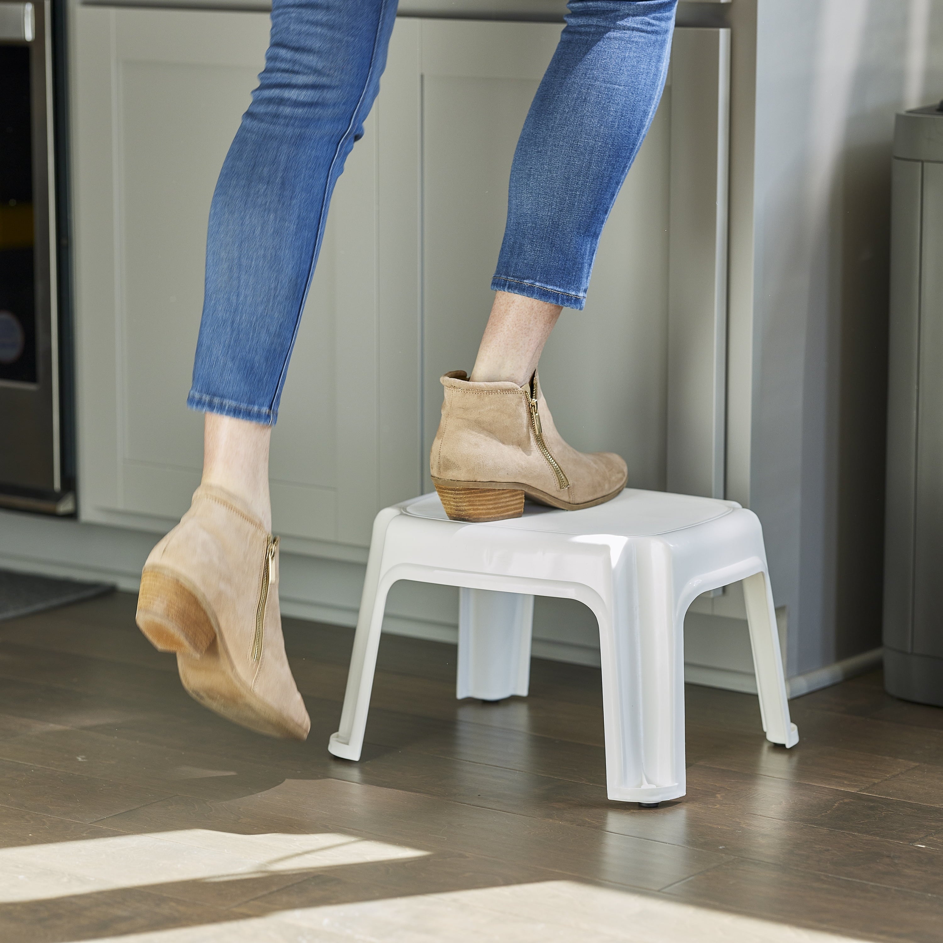 Gracious Living 9.5-Inch Tall, Sturdy Non Slip Plastic Single Level Home Step Stool, White