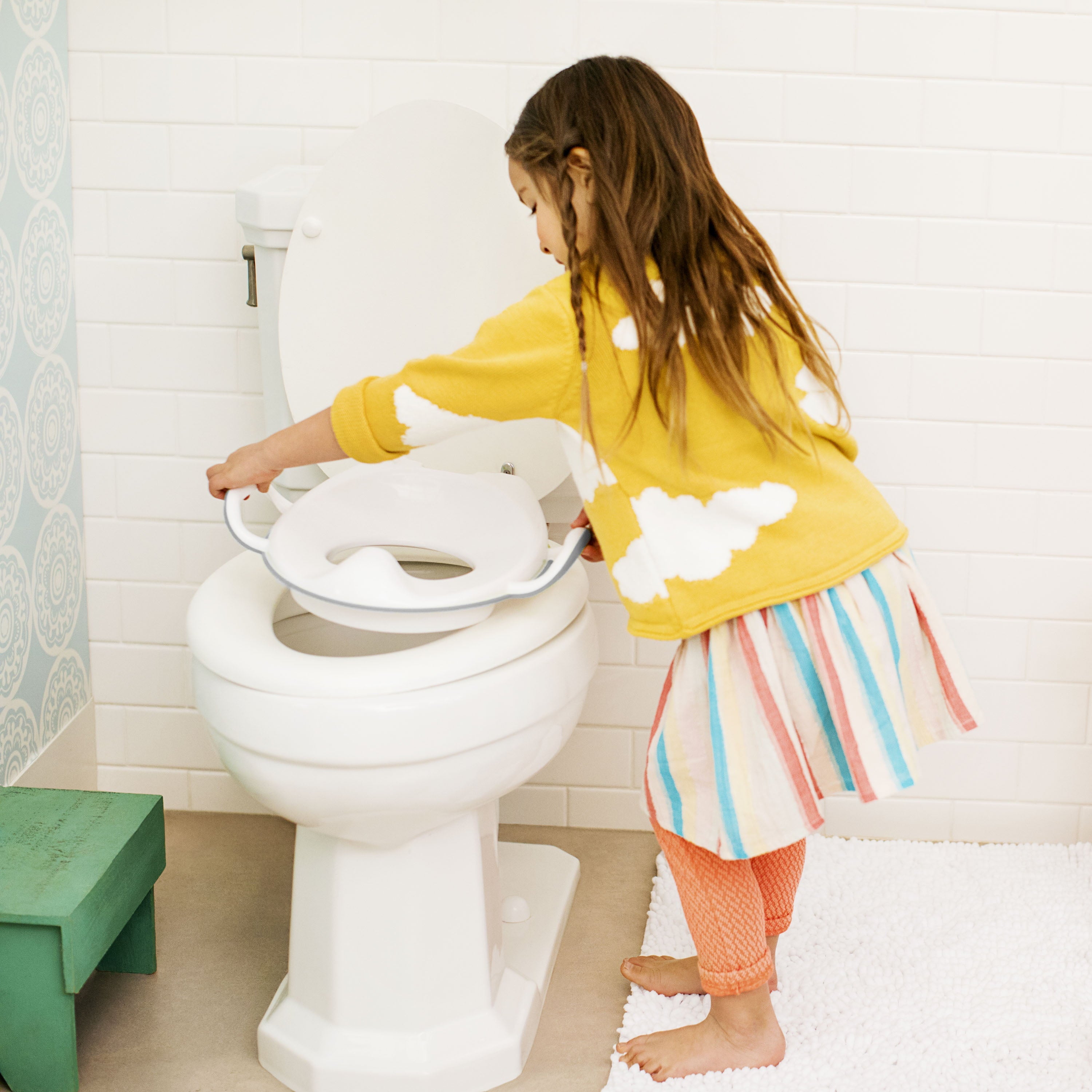 Munchkin Sturdy Toddler Potty Seat, Built-in Handles, Unisex, Gray