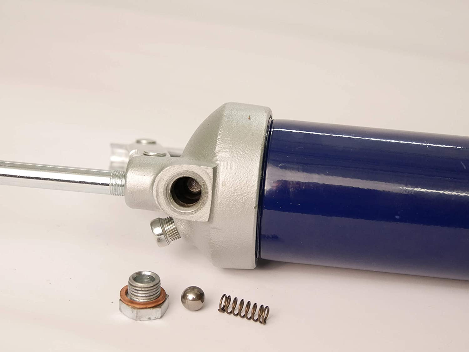 Lincoln Industrial Heavy-Duty Lever-Type Grease Gun w/18" Whip Hose, Blue, 16 Oz. Bulk/14.5 Oz. Cartridge Capacity