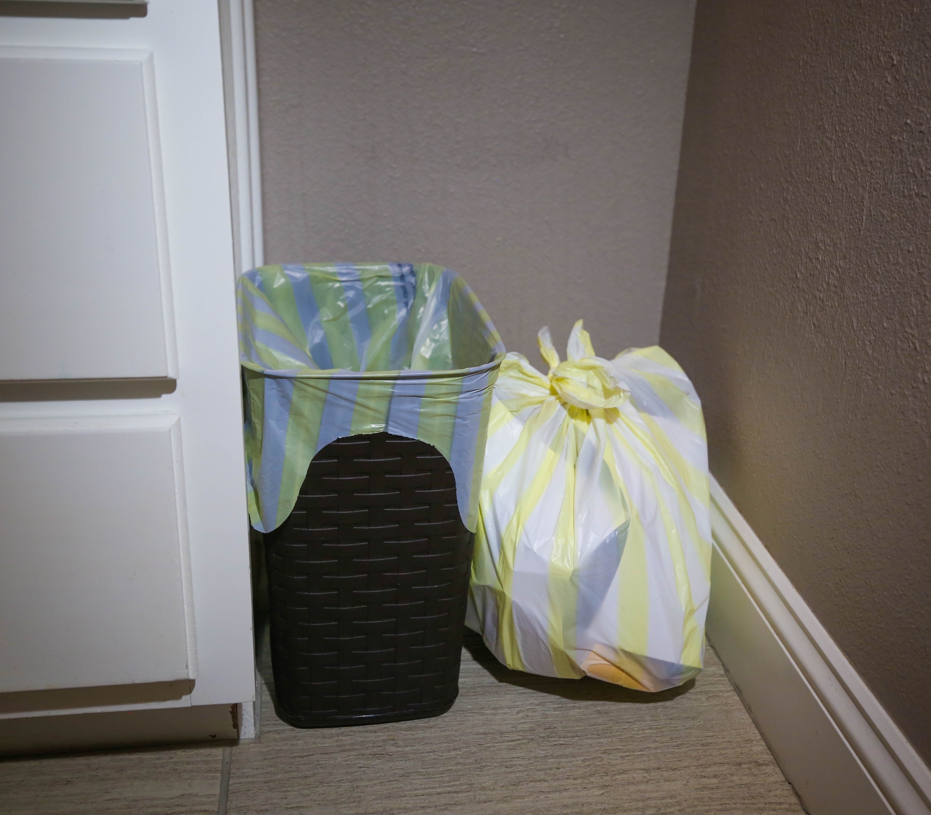 Hero Small Trash Bags, 4 Gallon, 40 Bags (Lemon Scent), Odor Neutralizer, Flap Ties